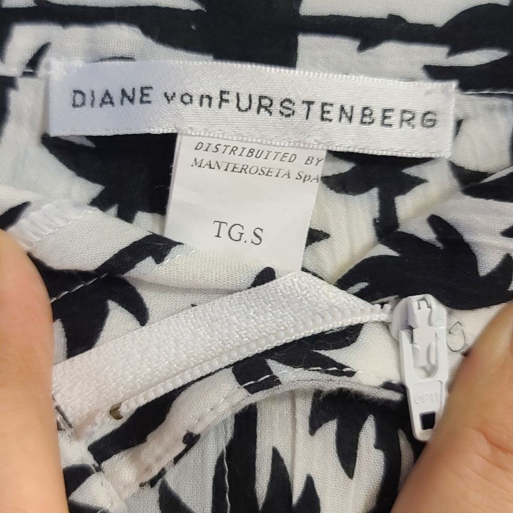Diane Von Furstenberg Monochrome Palm Print Shorts - Picture 2 of 7